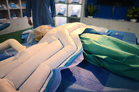 ผ้าห่มอุ่นผู้ป่วยครึ่งตัวบนระหว่างขั้นตอนที่ส่วนล่างของร่างกาย